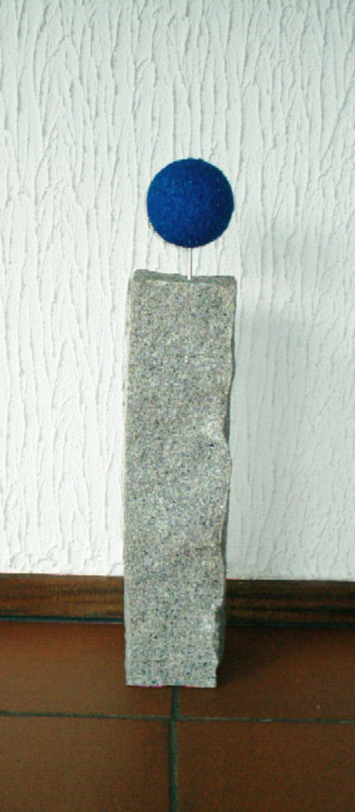 JK 18290 Der Grenzpunkt 15 x 15 x 65 cm Granitstein + Quarzsand + Aluminium + Glas 2